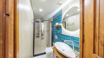 Standard Oda, Bahce Manzarali - 106 | Bathroom | Shower, hair dryer, slippers, bidet