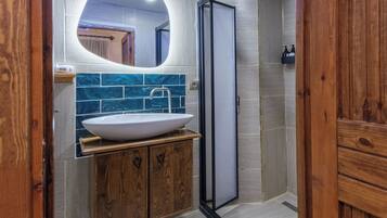 Standard Oda, Bahce Manzarali - 109 | Badezimmer | Dusche, Haartrockner, Hausschuhe, Bidet