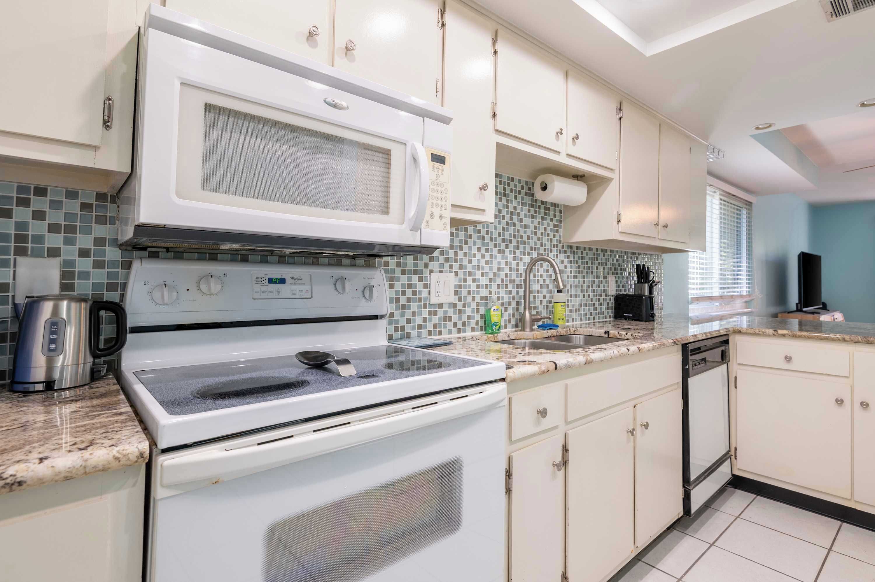 Een koelkast, een magnetron, een oven, een kookplaat