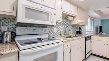 Een koelkast, een magnetron, een oven, een kookplaat