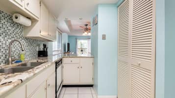 Een koelkast, een magnetron, een oven, een kookplaat