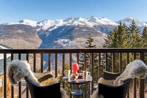 Outdoor dining - New! | 4-minute walk to the ski lift | 10-minute walk to the wellness center/spa | no bunk beds! (Les Collons 1800m)