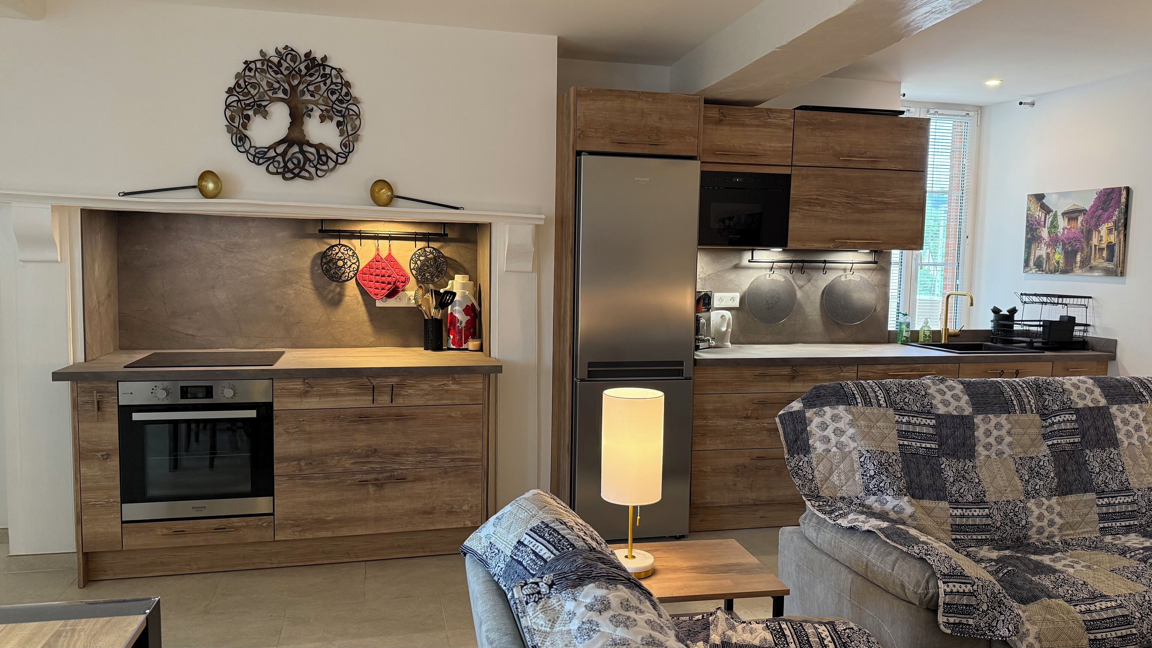 Een magnetron, een oven, een kookplaat, een vaatwasser