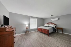 2 bedrooms, travel cot, WiFi, bed sheets