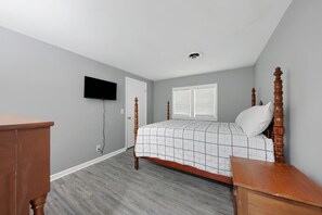 2 bedrooms, travel cot, WiFi, bed sheets
