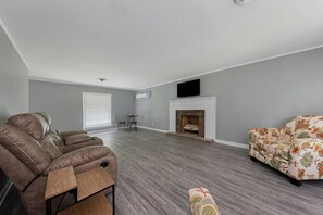 TV, fireplace