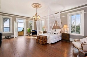 7 bedrooms, iron/ironing board, WiFi, bed sheets