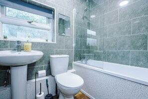 Sèche-cheveux, serviettes fournies, savon, shampoing