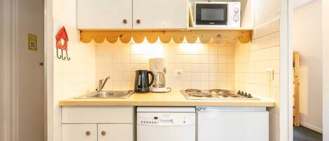 Fridge, microwave, dishwasher, coffee/tea maker