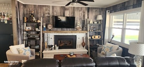 TV, fireplace