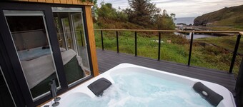 One-bedroom chalet Highland retreat. Breath taking sea views from hot tub