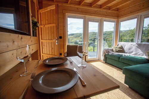 One-bedroom chalet Highland retreat. Breath taking sea views from hot tub