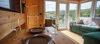 One-bedroom chalet Highland retreat. Breath taking sea views from hot tub