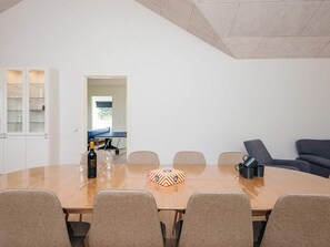 Ett konferensrum med ett runt bord, sex stolar, en flaska vin och en ask med näsdukar.