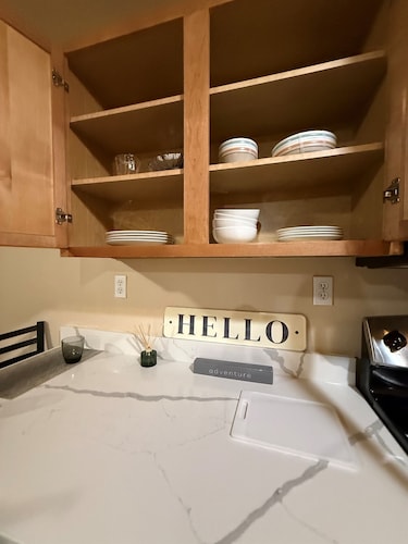 * NEW * 4BR Retreat | Heart of Campus w/ Parking