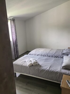 4 habitaciones, tabla de planchar con plancha y acceso a internet
