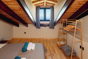 4 bedrooms, iron/ironing board, WiFi, bed sheets