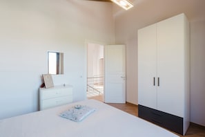 2 bedrooms, iron/ironing board, bed sheets