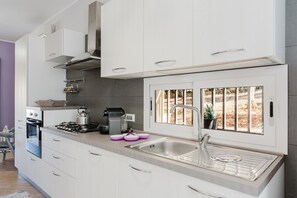 Fridge, oven, stovetop, coffee/tea maker