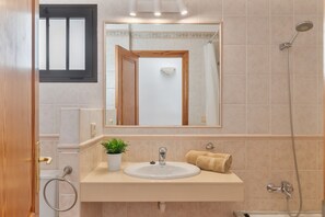 Dusche, Haartrockner, Handtücher