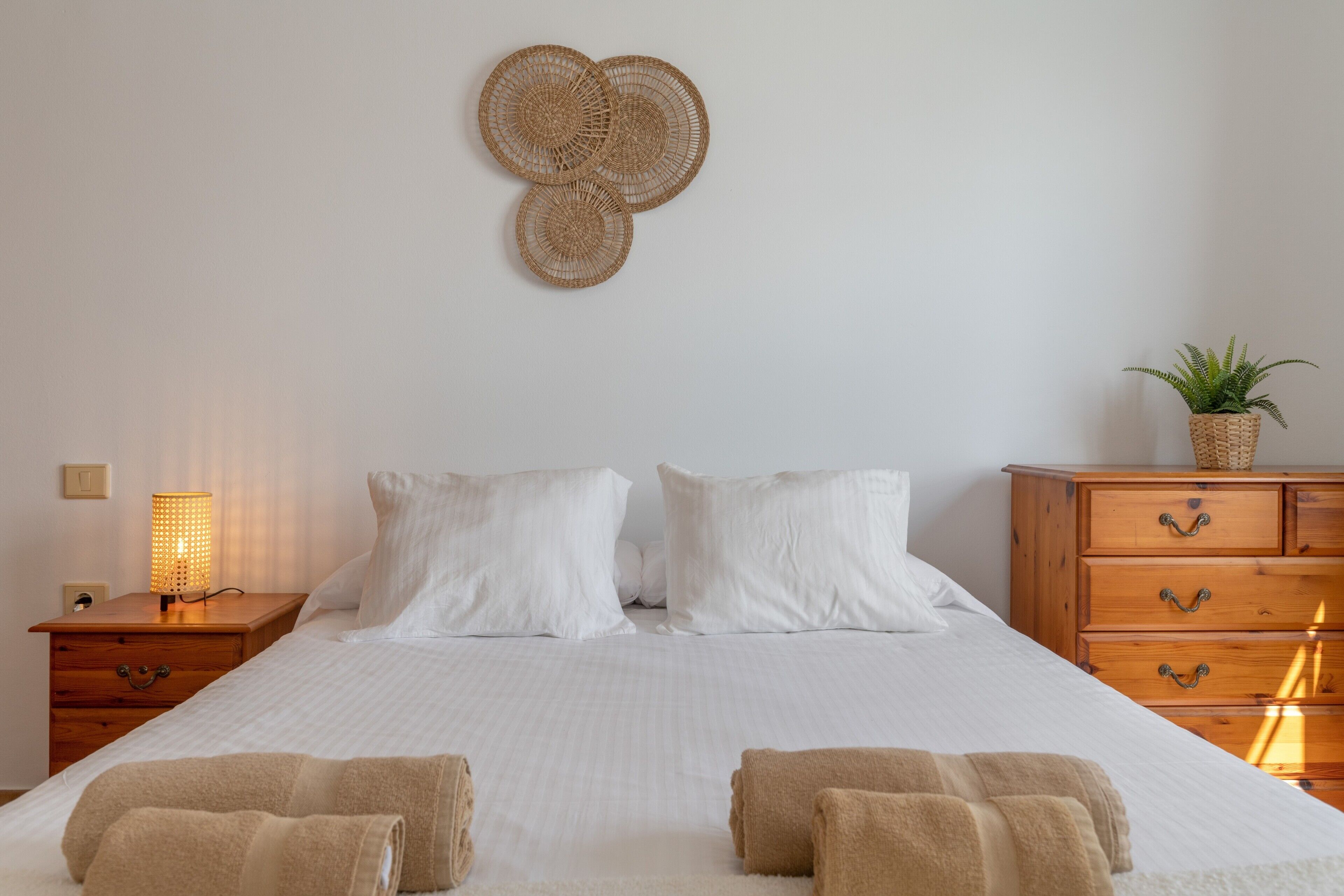 3 habitaciones, tabla de planchar con plancha, wifi y ropa de cama 