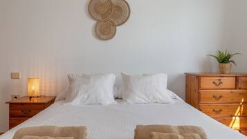 3 habitaciones, tabla de planchar con plancha, wifi y ropa de cama