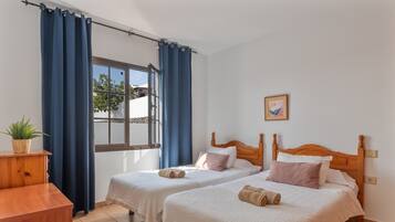 3 bedrooms, iron/ironing board, WiFi, bed sheets