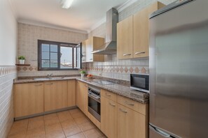 Fridge, microwave, oven, stovetop - Vacation Home 'Timanfaya' with Sea View, Private Pool and Wi-Fi (Tías)