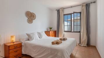 3 habitaciones, tabla de planchar con plancha, wifi y ropa de cama