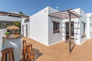 Outdoor dining - Vacation Home 'Timanfaya' with Sea View, Private Pool and Wi-Fi (Tías)