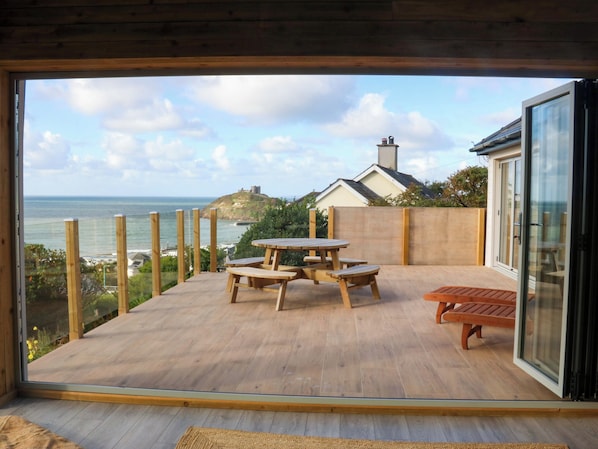 Outdoor dining - Gowan Brae (Criccieth)