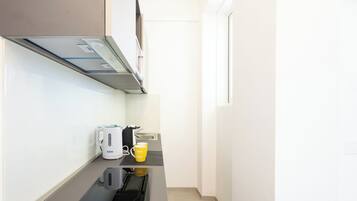 Dara Holiday Apartament,208 | Cozinha privada | Geladeira, cooktop, talheres/pratos/utensílios de cozinha