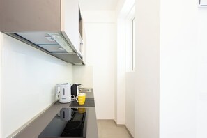 Dara Holiday Apartament,208 | Private kitchen | Fridge, stovetop, cookware/dishes/utensils