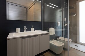 Toalhas de banho, sabonete, shampoo, papel higiênico