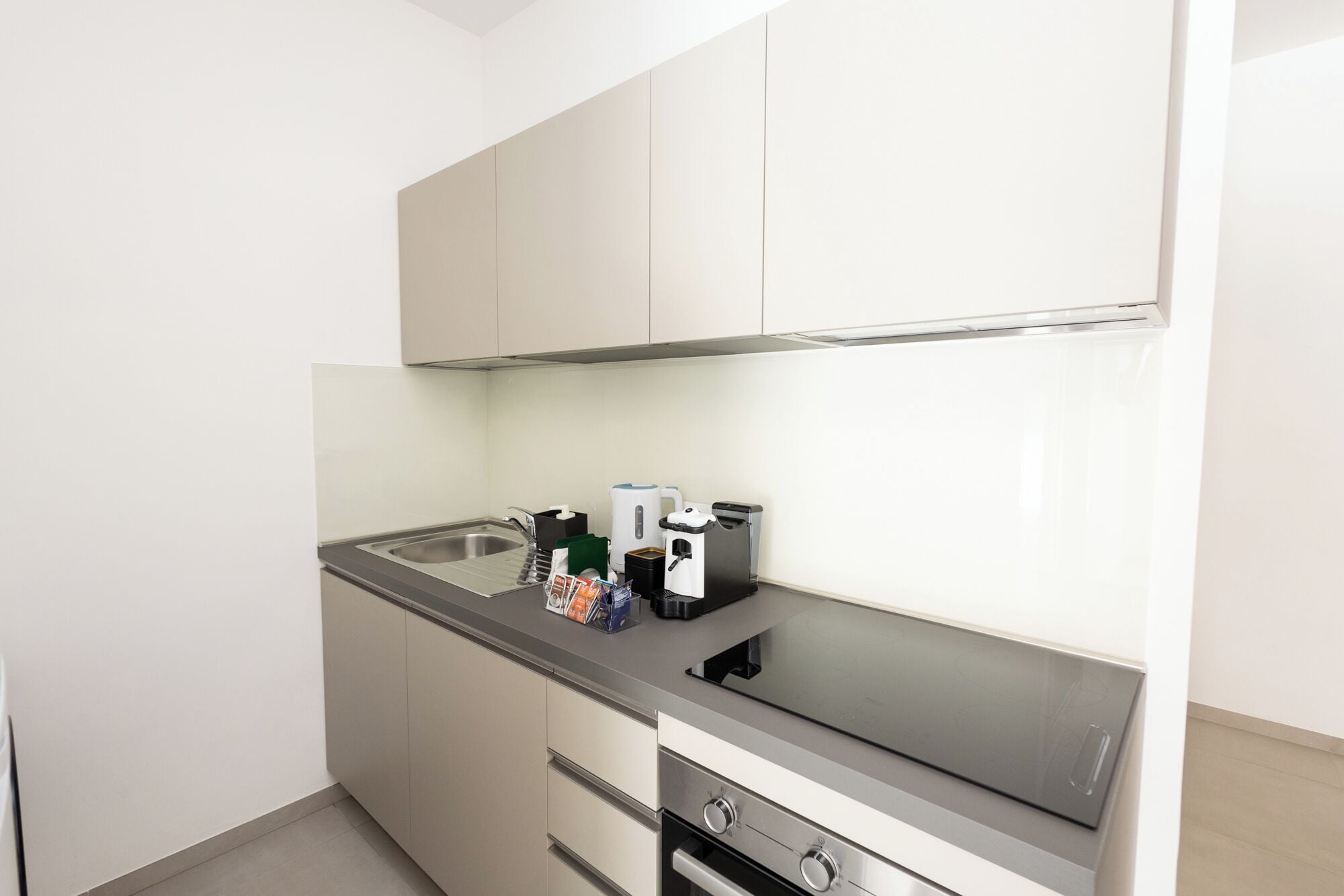 Dara Holiday Apartament, 306 | Private kitchen | Fridge, stovetop, cookware/dishes/utensils