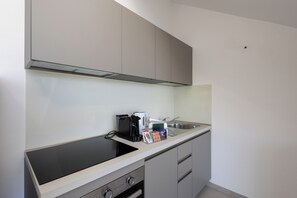 Estúdio conforto, no jardim | Cozinha privada | Geladeira, cooktop, talheres/pratos/utensílios de cozinha