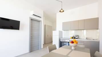 Dara Holiday Apartament, 102 | Private kitchen | Fridge, stovetop, cookware/dishes/utensils