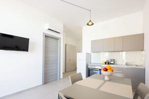 Dara Holiday Apartament, 102 | Cucina privata | Frigorifero, piano cottura, macchina per caffè espresso