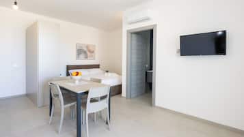 Dara Holiday Apartament, 201 | Area soggiorno | Smart TV 32 pollici con canali digitali