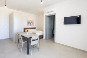 Dara Holiday Apartament, 201 | Área de sala de estar | Smart TV de 32 pulgadas con canales digitales 