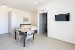 Dara Holiday Apartament, 201 | Area soggiorno | Smart TV 32 pollici con canali digitali
