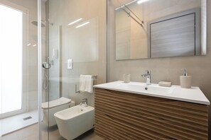 Towels, soap, shampoo, toilet paper