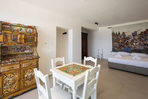 Deluxe-Studio, Balkon, eingeschränkter Meerblick | Wohnbereich