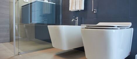 Dara Holiday Apartament, 203 | Salle de bain | Douche, serviettes fournies, savon, shampooing