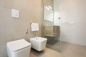 Towels, soap, shampoo, toilet paper