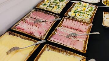 含每日吃到飽早餐