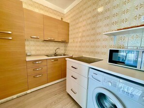 ثلاجة، ميكروويف، موقد طهي مسطح، مستلزمات طهي/أطباق/أوعية