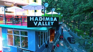 Un bâtiment sur lequel est apposée une enseigne indiquant : « Hadimba Valley Fresh and Wellness Groups ».