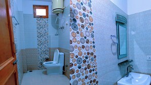 Une salle de bain avec des toilettes, un lavabo et une douche.