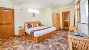 Une chambre à coucher avec un lit en bois, une petite table et une chaise.